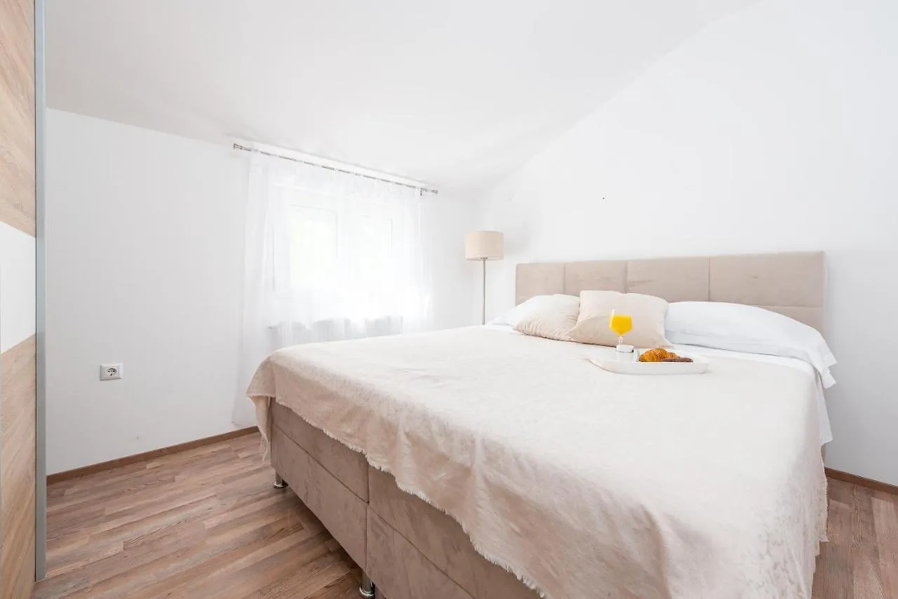 Apartment Noa'S Garden 比比涅