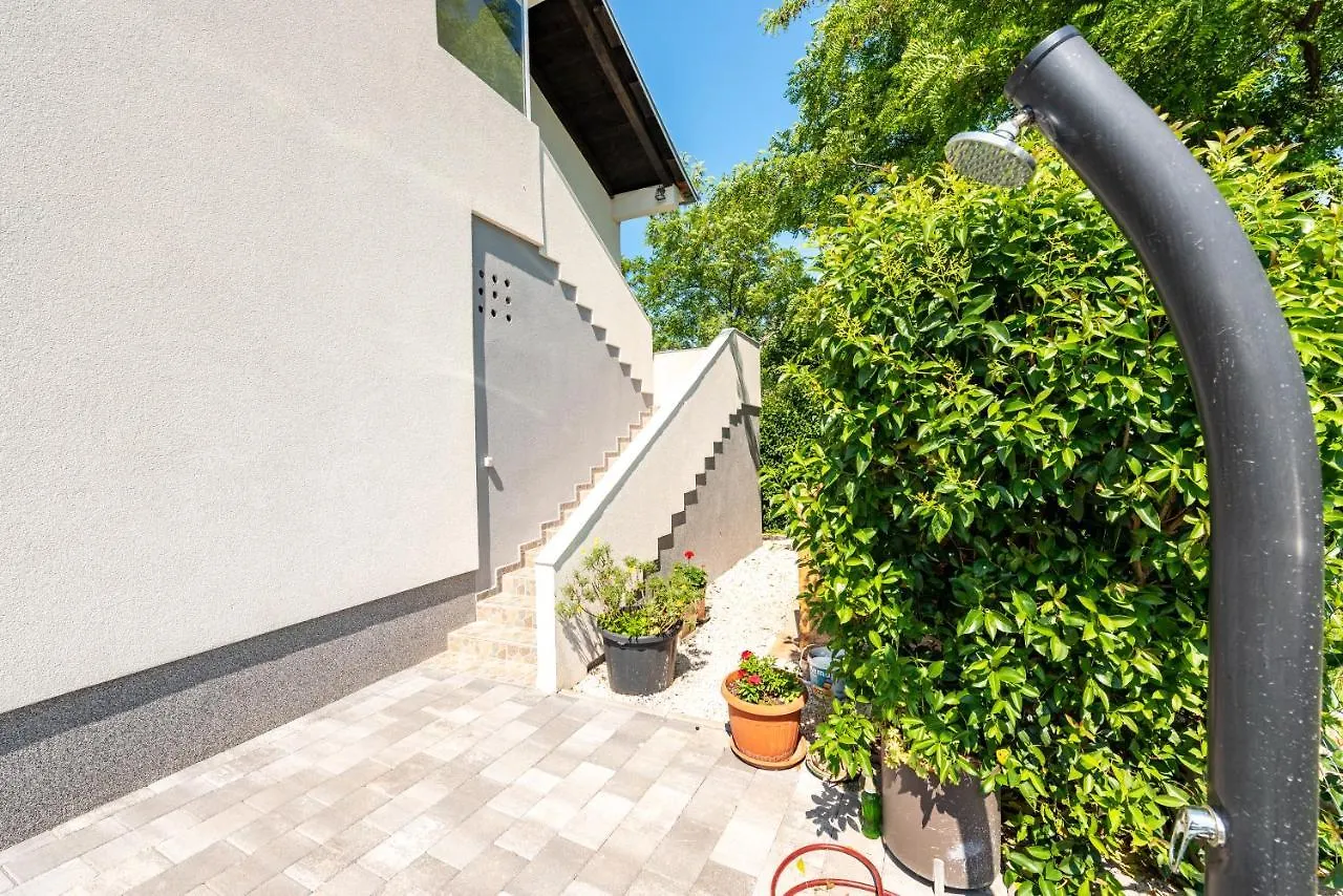 Apartment Noa'S Garden 比比涅